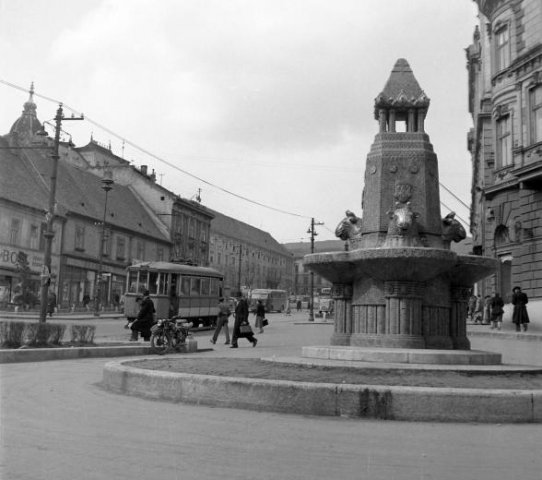 Pécs, Széchenyi tér déli része, Zsolnay-kút- 1956 (Forrás: Fortepan/Kotnyek Antal)
